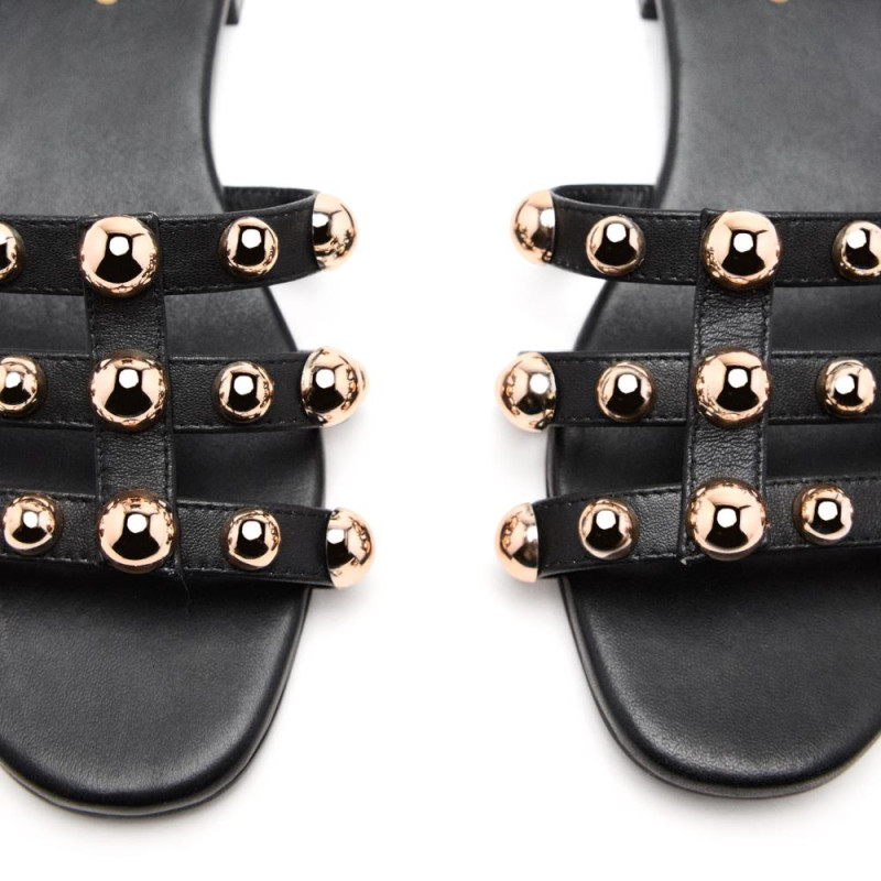 SANDALIAS CON TACHAS SANDALIAS CON TACHAS