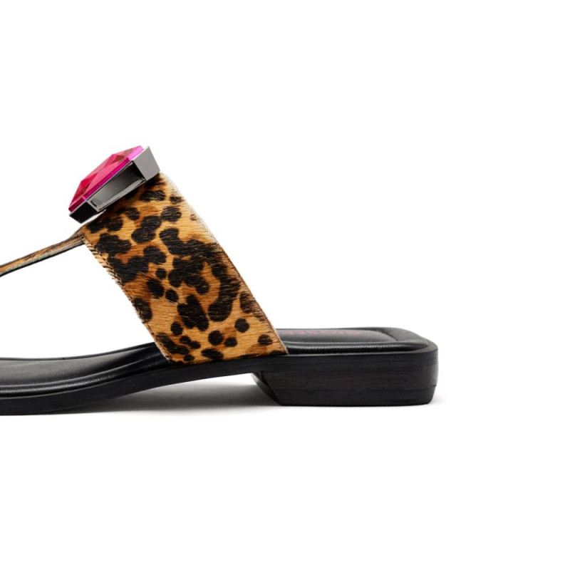 ESCLAVA DE LEOPARDO